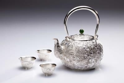 華麗龍紋壺 